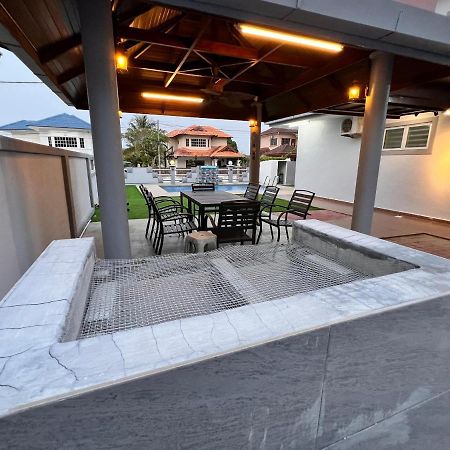 Bearbrick Homestay With Pool Петалинг Джая Екстериор снимка
