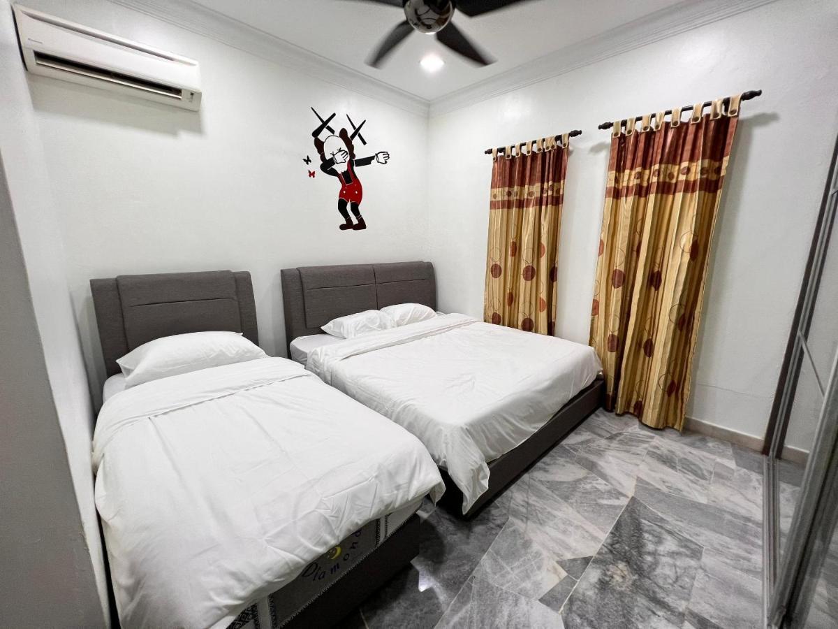 Bearbrick Homestay With Pool Петалинг Джая Екстериор снимка