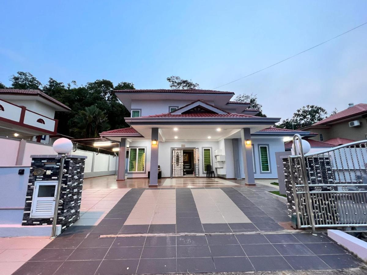 Bearbrick Homestay With Pool Петалинг Джая Екстериор снимка