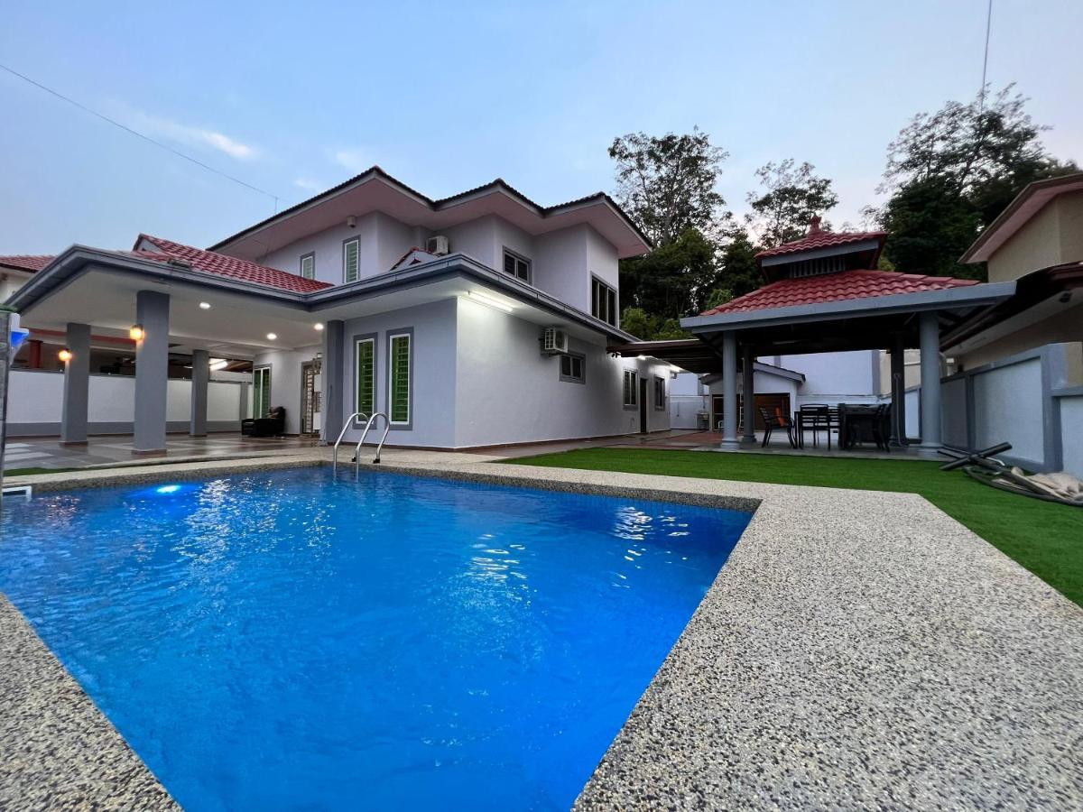 Bearbrick Homestay With Pool Петалинг Джая Екстериор снимка