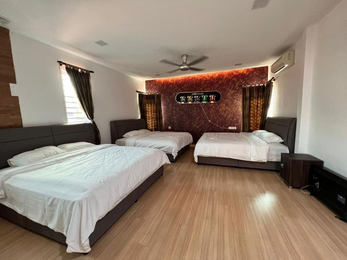 Bearbrick Homestay With Pool Петалинг Джая Екстериор снимка